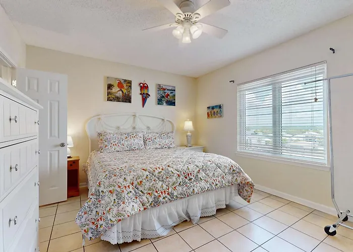 Holiday home Beachfront Corner W A Furnished Balcony Shared Pool & Grilling Area Gulf Shores