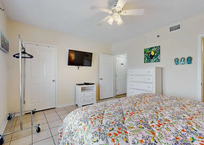 Holiday home Beachfront Corner W A Furnished Balcony Shared Pool & Grilling Area